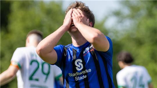 Michael Stern kann es nicht fassen. Der VfL Güldenstern Stade wird nächste Saison in der Bezirksliga spielen.