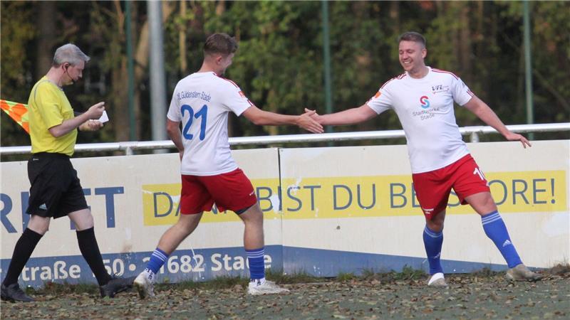 Stade steckt anhaltendes Verletzungspech weg und feiert Befreiungsschlag Michael Stern (rechts) gelang der wichtige Treffer zum 2:0, danach hatten die Stader die Spielkontrolle.