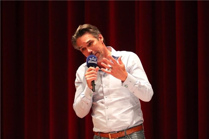 Michael Stich war Gastredner bei der Vertreterversammlung der Volksbank Stade-Cuxhaven im Stadeum. Dort gab der 53-Jährige Anekdoten aus seiner Zeit als Tennisprofi zum Besten. Foto: Bröhan