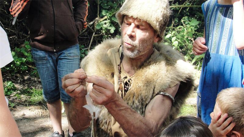 Michael Strahl nimmt Natureum-Besucher mit auf eine Reise in die Steinzeit.