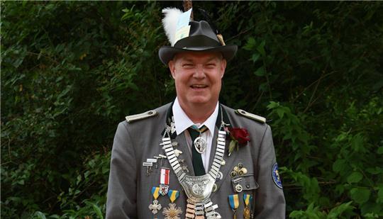 Michael Thien ist der Vogelkönig der Schützengilde Buxtehude beim Schützenfest 2025.