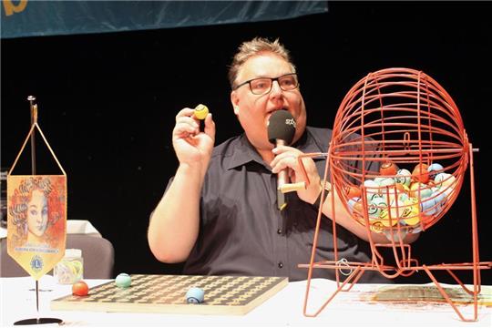 Michael Thürnau bei der Arbeit, hier zieht er die Bingo-Zahlen live im Stadeum statt im TV. Foto: Stoldt