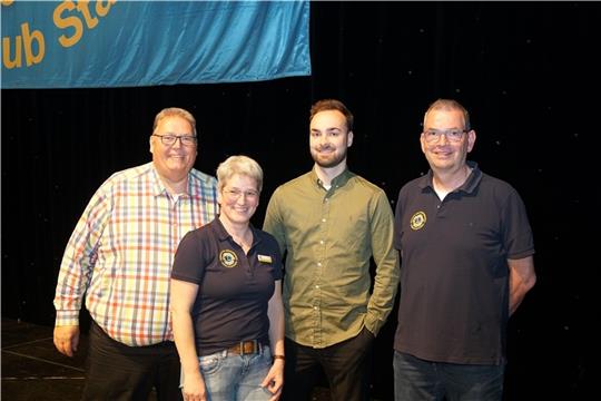 Michael Thürnau während einer Spielpause mit Clubpräsidentin Swantje Trapp, Geburtstagskind Lucas M. aus Buxtehude, und dem Bingo-Organisator des Lionsclubs und Stadtwerke-Chef, Christoph Born.