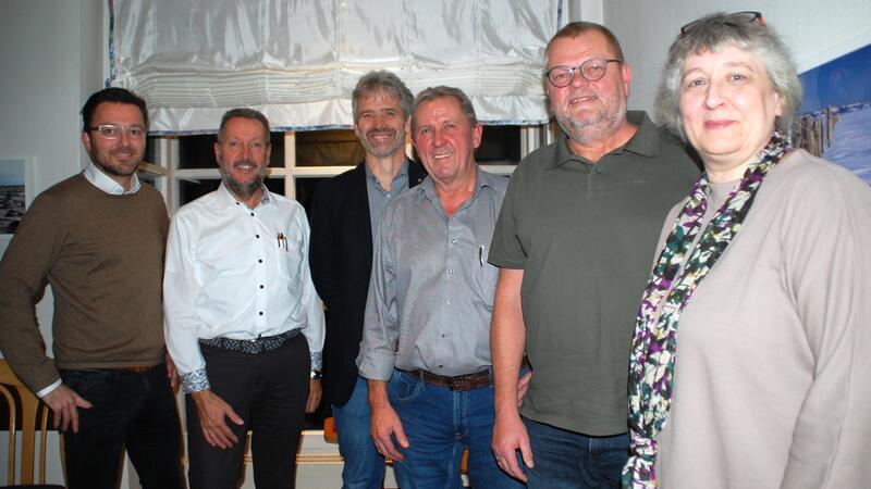 Nach Problemen: Apenser Unternehmen sagen Gewerbeschau ab Michael Tipke (von links), Willem Klie, Sönke Giese, Hans-Wilhelm Elmers, Frank Buntrock und Regina Starzonek vom Vorstand des Gewerbeverbundes Apensen.