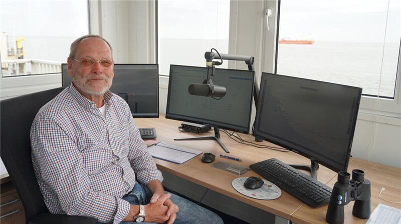 Seebäderbrücke in Cuxhaven: Er sagt die Schiffe an Michael Trull beobachtet den Schiffsverkehr - und versorgt Gäste an der Alten Liebe mit spannenden Informationen über jedes vorbeifahrende Schiff.