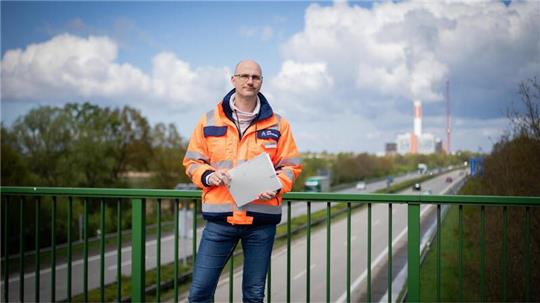 Michael Wendt von der Autobahn GmbH steht auf der Brücke „Johann-Wichels-Weg“. Auch sie muss saniert werden. 