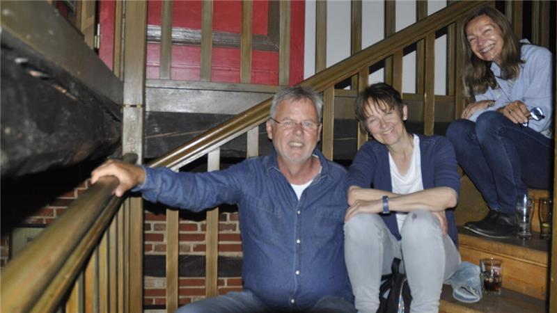 So geht Party in Buxtehude: Musik im Rebel‘s Choice bis spät in die Nacht Michael und Anett Kuhn( rechts) mit ihrer Freundin Manuela Evangelista genießen den Abend.