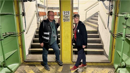 Michael und Sonja Richter zeigen Besuchern den «Tiefbunker Steintorwall».