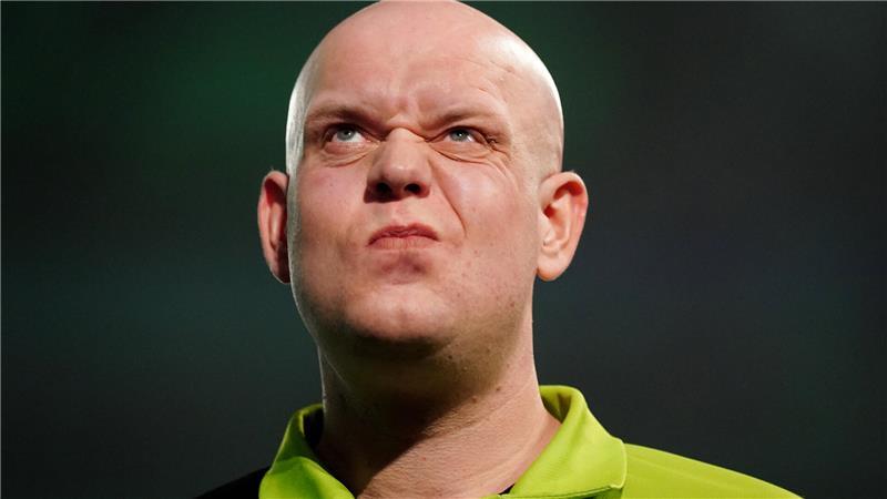 Michael van Gerwen reagiert während des Finales der Paddy Power World Darts Championship im Alexandra Palace.