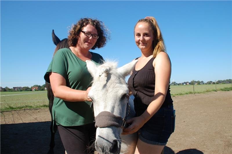 Michaela Bewer (links) und Sandy Haarke mit dem 26-jährigen Pony Felix.