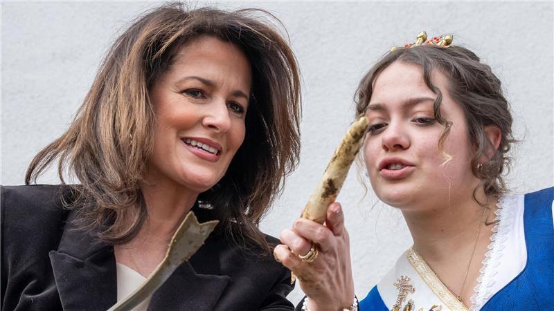 Michaela Kaniber, (l, CSU) Staatsministerin für Ernährung, Landwirtschaft und Forsten, und Franziska Schweiger, amtierende Spargelkönigin 2025/2026, eröffnen auf dem Viktualienmarkt die Spargelsaison.