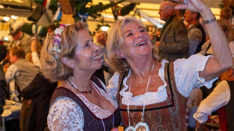 Söder lobt in Lederhose: Wiesn „einfach besser“ als Berlin Michaela May (l.) und Jutta Speidel machen ein Selfie.
