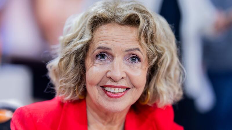 Michaela May sieht in ihrer Branche oft Menschen mit Geldsorgen.