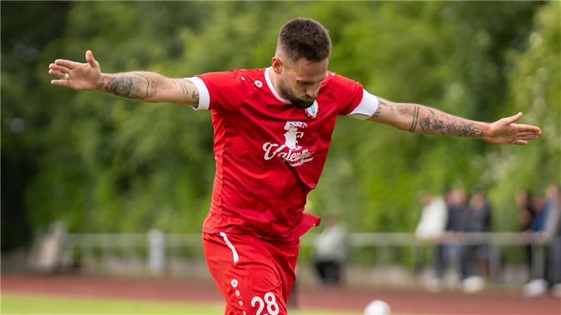 Wiepenkathen schießt sich torreich zum Aufstieg und hat noch nicht genug Michel Junge hebt ab. Sein 2:0 war ein Traumtor.
