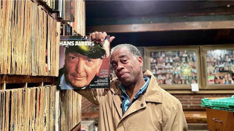 Kultdisco: Das macht das Padam in Riepe so besonders Michel Marboeuf geht beim Musikauflegen gerne auf die Wünsche seiner Gäste ein. Zur Not darf es auch mal eine Platte von Hans Albers sein. Foto: Tausendfreund