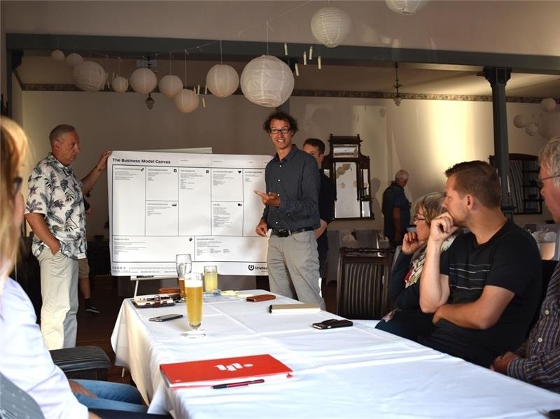 Michel Rausch, Vorsitzender der Werbegemeinschaft Jork, lauscht den Ausführung von Kreis-Wirtschaftsförderer Christof Starke (von links). Foto: Vasel