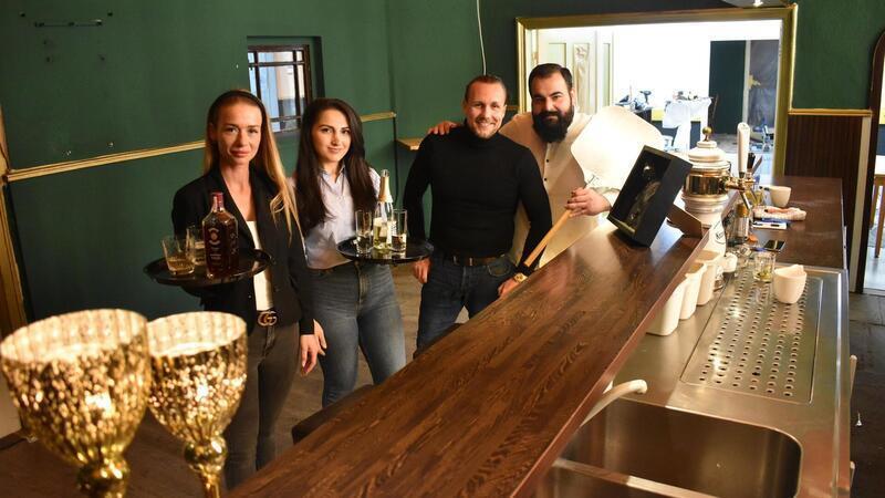 Michelle Gernand (von links), Derya Özel, Marcel Karstens und Ferhat Özel wollen das Lokal „Zur Ecke“ neu eröffnen.