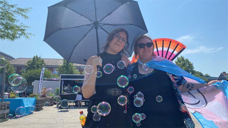 Michelle Marquard und Manuel Zeidler nutzen das Zusammenkommen auf dem Stader Ankerplatz, um neue Leute kennenzulernen.