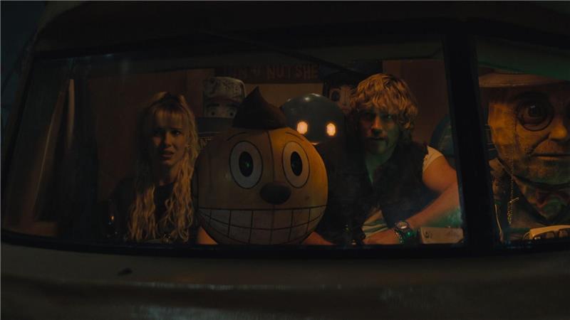 Von Maschinen und Menschen: „The Electric State“ bei Netflix Michelle (Millie Bobby Brown) und Keats (Chris Pratt) verbünden sich mit freundlich gesinnten Robotern.