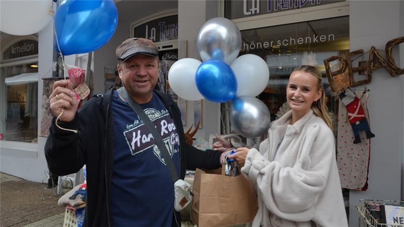 Neu durchgestartet: Stade aktuell mischt bei vielen Veranstaltungen mit Michelle Neugebauer verteilt in der Hökerstraße Luftballons an Stader Händler.