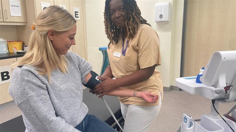 Michelle Nkoa Mensah kam auf ungewöhnlichem Wege nach Nordenham an die Helios Klinik. Sie studierte bereits acht Semester Medizin in der Ukraine, als der Krieg ausbrach.