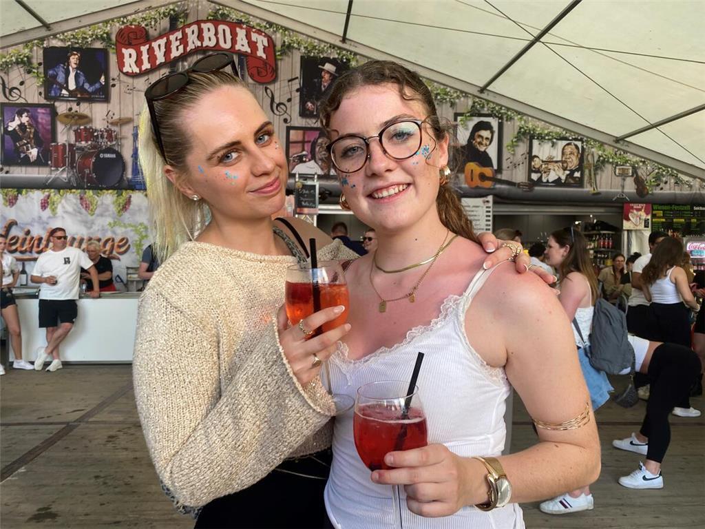 Michelle Panten ist mit Freundin Rica Büscher von Apensen nach Neukloster gewand...