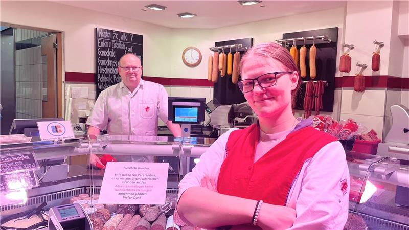 Michelle Schwaß im Geschäft, im Hintergrund ihr Ausbilder Steffen Bömmelburg.
