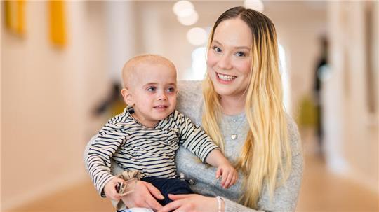 Michelle Weinhold trägt ihren Sohn Finn auf dem Arm. Bei dem zweijährigen Finn aus Bremerhaven wurde im vergangenen Jahr ein seltener Immundefekt diagnostiziert: die septische Granulomatose.