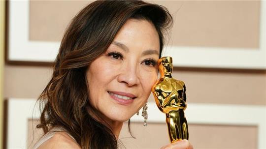 Michelle Yeoh wurde als erste Asiatin überhaupt zur besten Hauptdarstellerin gekürt wurde.