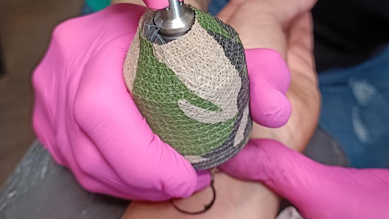 Organspende-Tattoo: Stader lassen sich stechen, um Leben zu retten Michi Wollers sticht einer weiteren Kundin das Tattoo, diesmal auf dem Unterarm innen.