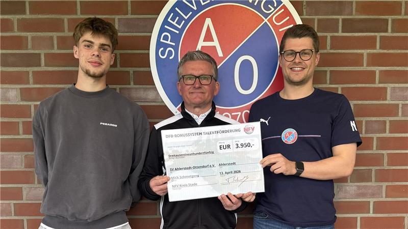 Mick Schmetgens, Helmut Willuhn und Niklas Nissen bei der Scheckübergabe.