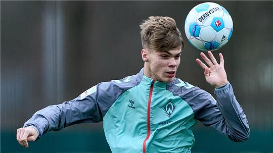 Mick Schmetgens, einst Spieler bei A/O/Heeslingen, stand jetzt erstmals im Spieltagskader des SV Werder Bremen.
