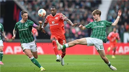 Mick Schmetgens (rechts) feierte gegen Mainz sein Profi-Debüt bei Werder Bremen.