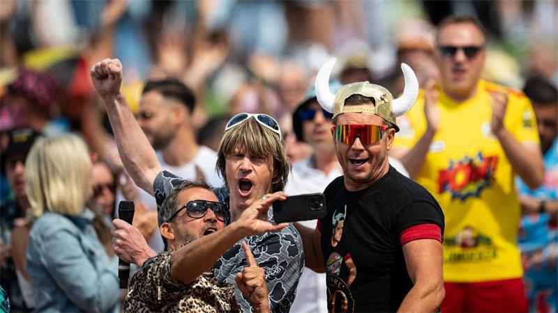 Mainz olé: Malle-„Fernsehgarten“ sorgt für Partystimmung Mickie Krause und Lorenz Büffel stimmten ihren Song „Baila Baila“ an.