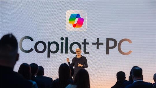 Microsoft-Chef Satya Nadella stellt die Vision für eine PC-Architektur vor, die auf den Einsatz Künstlicher Intelligenz ausgerichtet sein soll. Microsoft will Windows-PCs fit für die KI-Ära machen.