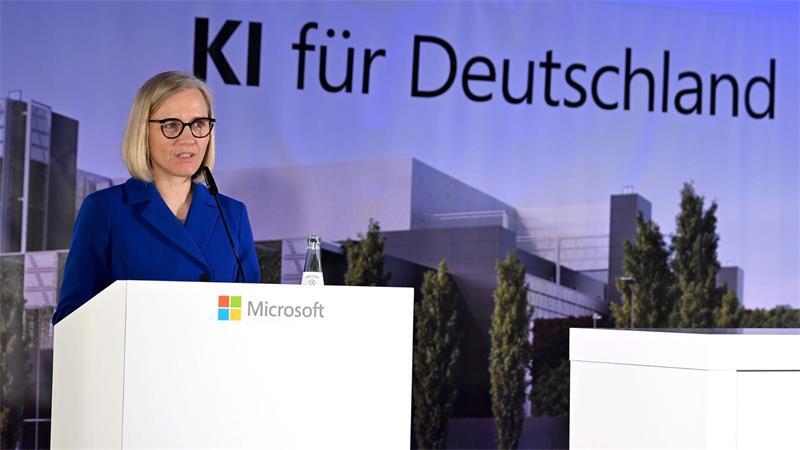 Microsoft-Deutschlandchefin Agnes Heftberger beim Spatenstich für eins der drei bereits bekannten KI-Rechenzentren von Microsoft im Rheinischen Revier im März. (Archivbild)