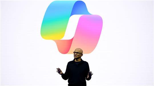 Microsoft-Konzernchef Satya Nadella umwirbt europäische Kunden mit Sicherheitsgarantien.