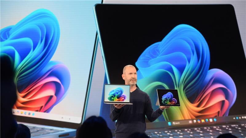 Microsoft 365: So umgehen Sie die Preiserhöhung beim Office-Abo Microsoft-Manager Brett Ostrum zeigt ein Notebook und ein Tablet der hauseigenen Marke Surface, die auf den Einsatz Künstlicher Intelligenz ausgerichtet sind. Microsoft will Windows-PCs fit für die KI-Ära machen.