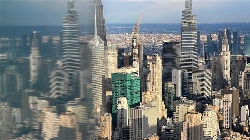 Teure beste Aussicht - New Yorks Wolkenkratzer im Wettbewerb Midtown-Wolkenkratzer aus luftiger Höhe.
