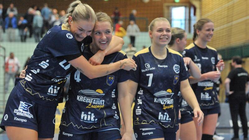 Mie Elen Rakstad (links) nimmt Kalia Klomp nach ihrem allerletzten Spiel in den Arm.
