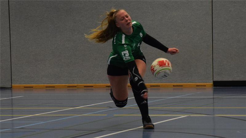 Essels Faustball-Frauen müssen erste Saisonniederlage verkraften Mieke Heuckeroth musste mit ihrem Team hart kämpfen, um wenigstens Wardenburg zu bezwingen.