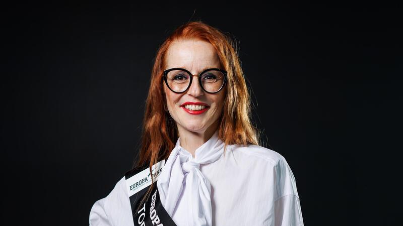Mignon Kowollik, Teilnehmerin im Finale zur Wahl der "Miss Germany 2024", steht in einem Gebäude des Europa-Park.