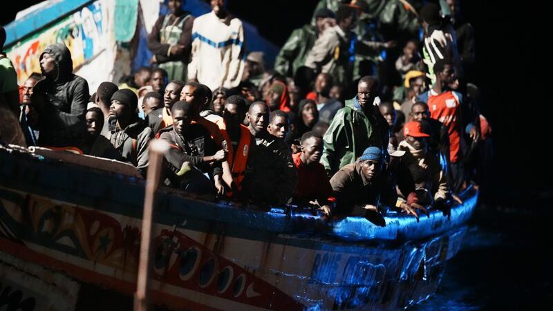 Mehr als 500 Migranten vor Kanaren gerettet Migranten befinden sich dicht gedrängt in einem Holzboot (Archivbild).