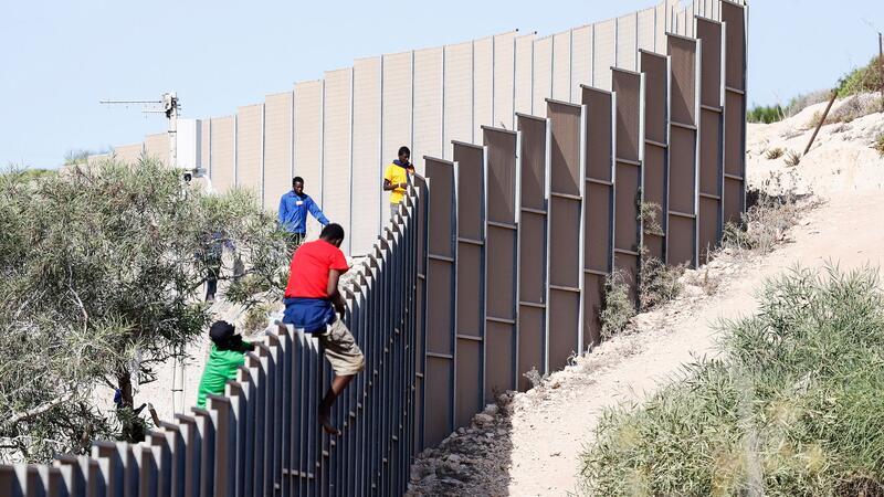 EU-Asylreform: Ist der ewige Streit nun gelöst? Migranten klettern über einen Zaun auf der Insel Lampedusa.