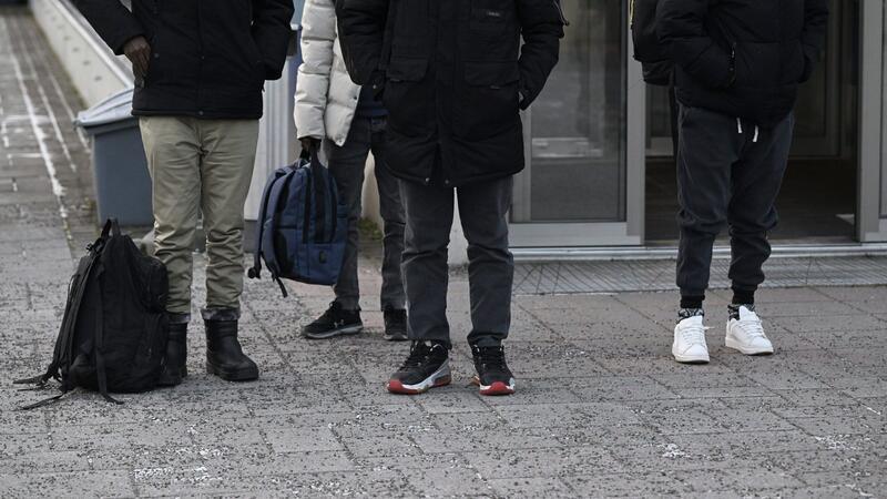 Finnland schließt Grenzübergänge zu Russland Migranten kommen nach ihrer Ausreise aus Russland an der Nuijamaa-Grenzstation zwischen Russland und Finnland an.