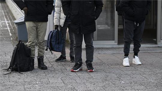 Migranten kommen nach ihrer Ausreise aus Russland an der Nuijamaa-Grenzstation zwischen Russland und Finnland an.