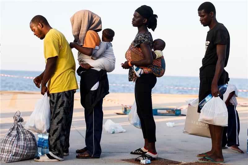 Migration: Berlin bereitet keine Übernahmen aus Italien vor Migranten stehen auf der Insel Lampedusa.