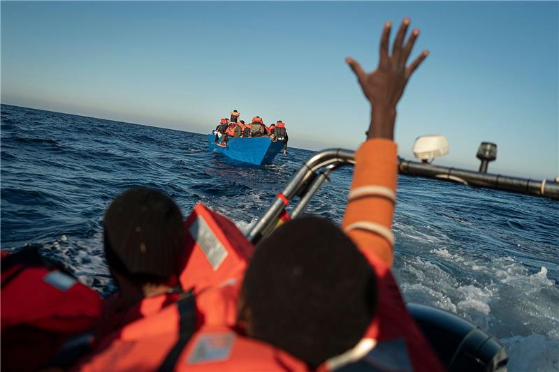 Migranten und Flüchtlinge treiben auf einem überfüllten Holzboot im Mittelmeer (Symbolbild).