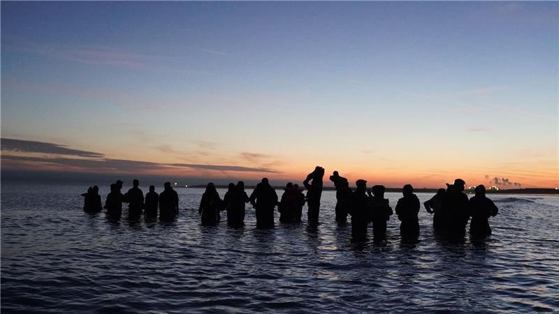 Migranten versuchen von Frankreich aus die gefährliche Kanalüberquerung