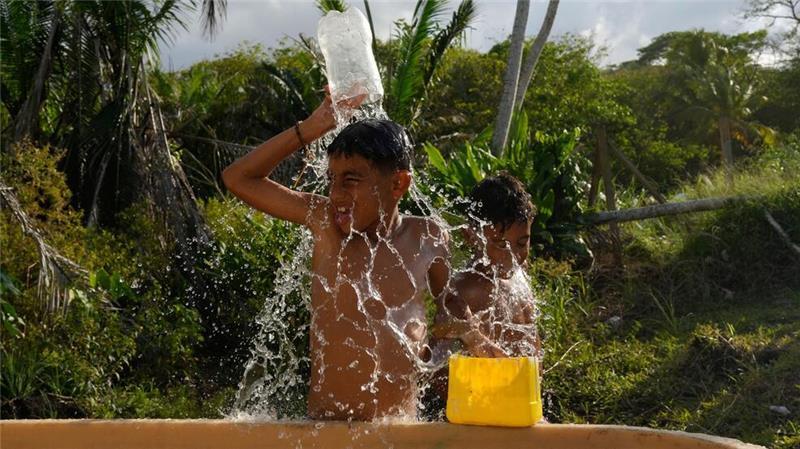 Migrantenkinder erfrischen sich in Palenque in Panama, nachdem sie aus dem Süden Mexikos zurückgekehrt sind und den Versuch aufgegeben haben, in die USA zu gelangen.
